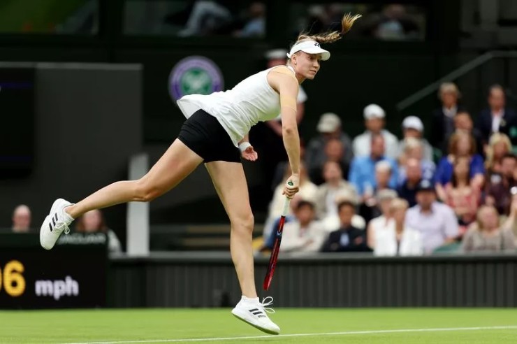 Nhà đương kim vô địch đơn nữ Rybakina mặc quần đùi màu đen, hình ảnh hiếm có trong lịch sử Wimbledon