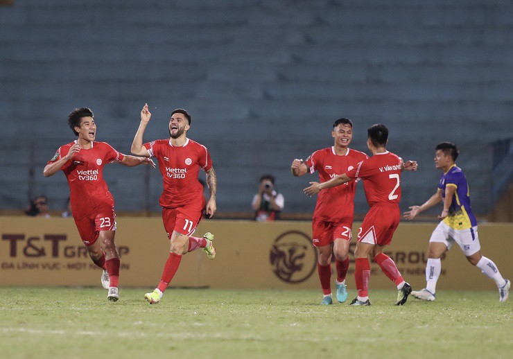 Jeferson (số 11) lập siêu phẩm mang về chiến thắng cho Viettel FC