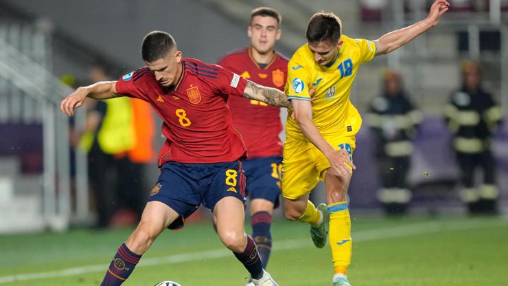 U21 Tây Ban Nha (áo đỏ) và U21 Ukraine trải qua trận bán kết căng thẳng và hấp dẫn
