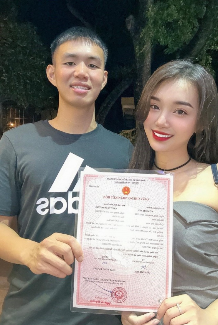 Vợ sắp cưới của hậu vệ U22 Việt Nam - Giáp Tuấn Dương sở hữu vẻ ngoài nóng bỏng, xinh đẹp - 1