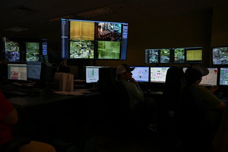 Công nhân tại kho vũ khí Blue Grass giám sát các robot phá hủy vũ khí hóa học. Ảnh: THE NEW YORK TIMES