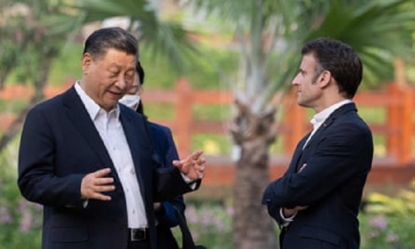 Tổng thống Pháp Emmanuel Macron (phải) trong chuyến thăm Trung Quốc hồi tháng 4/2023.