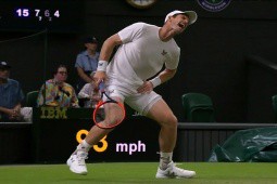 Murray bị đau, trận đấu Wimbledon ”may mắn” được dừng đúng lúc