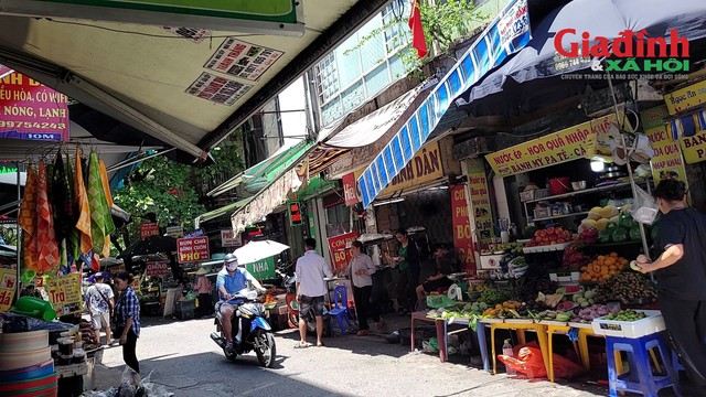 Vào giờ ăn trưa, quán "Hiếu - Cơm phở bình dân" có nhiều người ra vào. Người vào quán chủ yếu từ các tỉnh lân cận đến bệnh viện thăm khám sức khỏe hoặc có thân nhân điều trị tại bệnh viện. Ảnh: Bảo Loan
