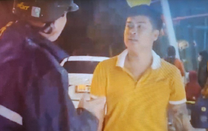 Đinh Văn Thời (áo vàng) có hành vi chống đối, đe dọa lực lượng an ninh hàng không