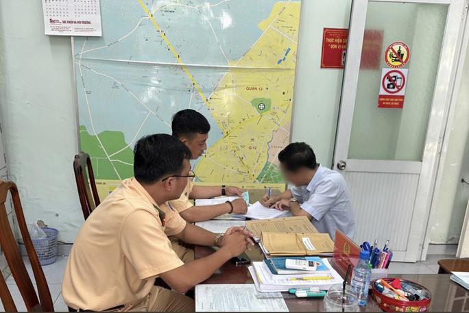 Ông L.C.T tại trụ sở Đội CSGT An Sương