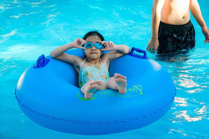 Nhiều gia đình tranh thủ đưa con em mình đi chơi, lựa chọn cho mình những không gian thích hợp sau những ngày học tập căng thẳng, trong đó có Công viên nước Hồ Tây.