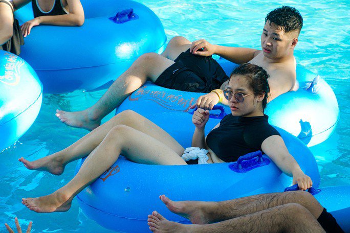 Nắng nóng gay gắt, hàng ngàn người đổ về Công viên nước Hồ Tây "giải nhiệt" - 9