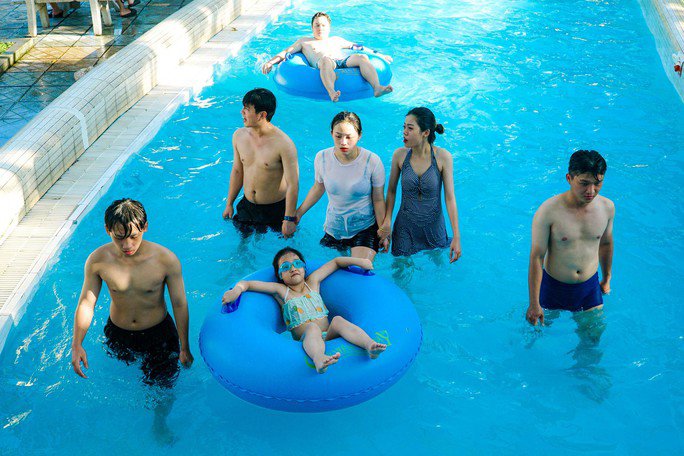 Dòng người thả mình trong làn nước mát dịu giải nhiệt trong thời tiết nóng bức ở Hà Nội.