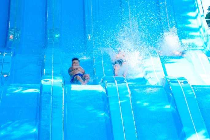 Ước tính từ đầu mùa hè đến nay, có khoảng 20 vạn khách đổ về công viên nước Hồ Tây để vui chơi