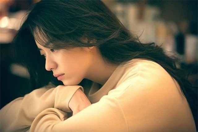 Vợ đau khổ khi biết được chồng vẫn còn thương nhớ người yêu cũ. Ảnh minh họa