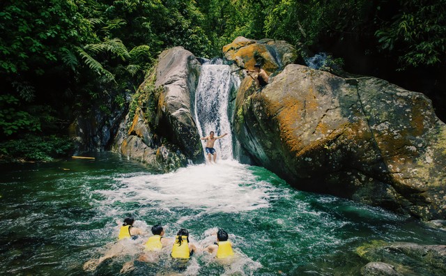 Cửa Tử 1 là một vũng nước dài, sâu, nước lạnh và trong chảy giữa hai bên vách đá.