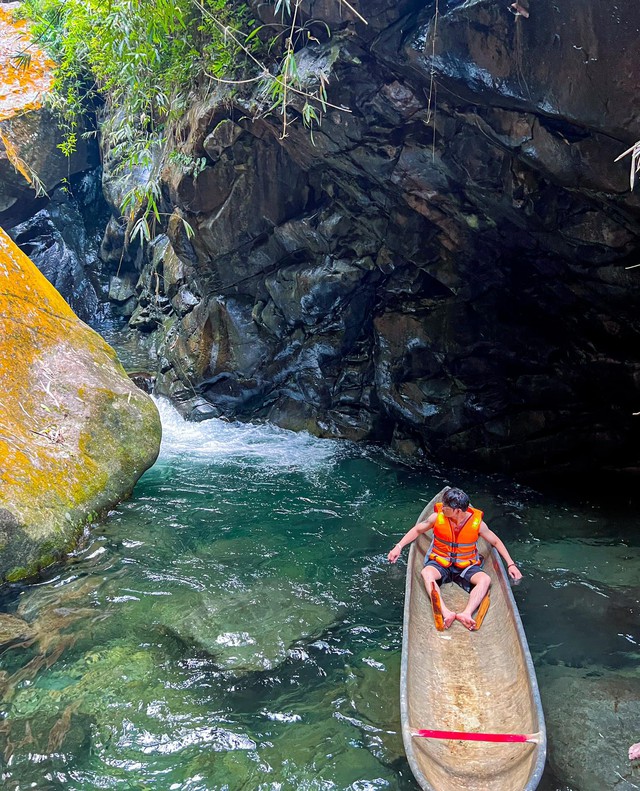 Du khách thích thú với trải nghiệm nơi suối Cửa Tử (Ảnh: Nguyễn Tuấn Thành)