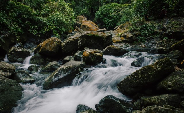 Những dòng nước chảy trắng xóa, mềm mại như những dải lụa (Ảnh: Hoàng Nông Farm)