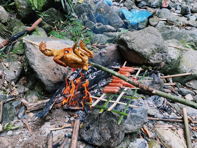 Đến đây và trải nghiệm cảm giác ăn đồ nướng ngay tại rừng sẽ vô cùng thú vị