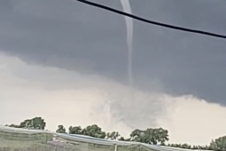 Tin tức trong ngày - Vòi rồng “khủng” làm hỏng nhiều nhà dân