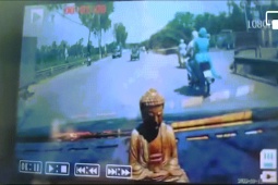 Xe máy - Xe đạp - Clip: Áo chống nắng cuốn vào xe máy, giật cô gái ngã ra giữa đường