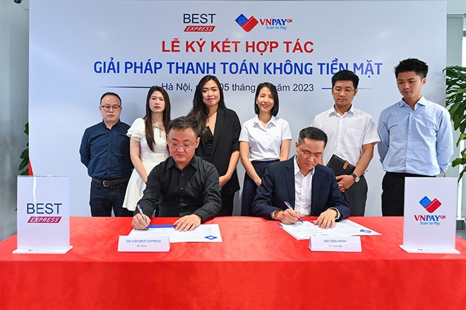 Đại diện BEST Express Việt Nam và VNPAY ký kết ghi nhớ hợp tác. Ảnh: Giang Huy