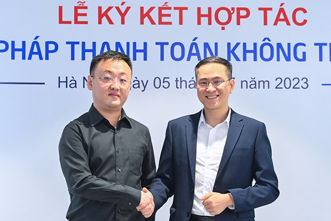 Đại diện hai đơn vị bắt tay mừng sự kiện hợp tác. Ảnh: Giang Huy