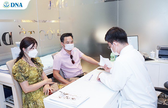 Khách hàng thăm khám trực tiếp với Bác sĩ DNA&nbsp;