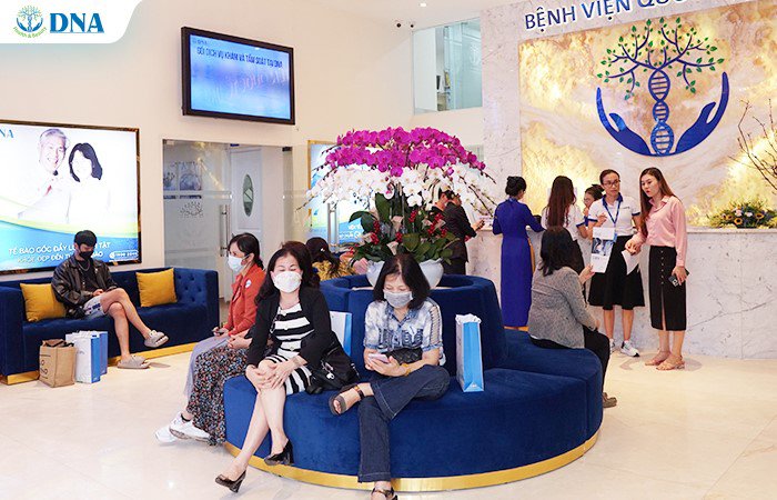 Khách hàng đến Bệnh viện Quốc tế DNA khám và đo loãng xương