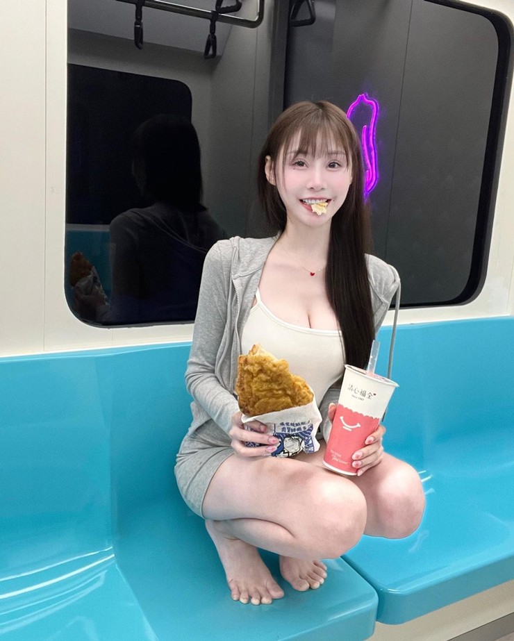 Một hot girl khác cũng gây chú ý với trang phục gợi cảm trên tàu điện.