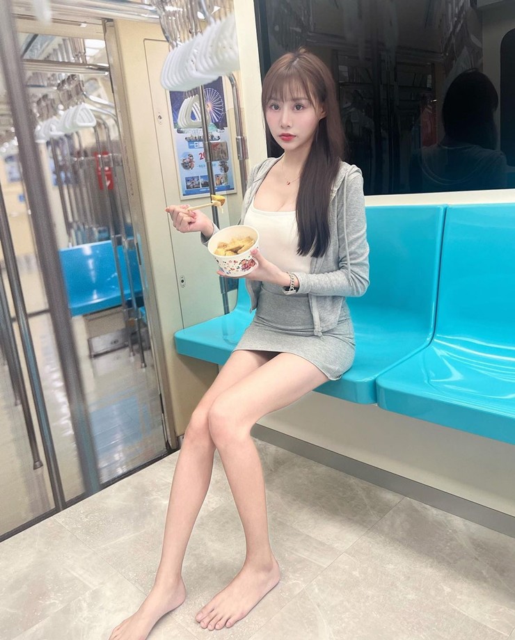 Cô gái mặc gợi cảm trên tàu điện, trang phục bị chỉ trích - 4