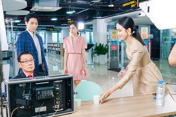 Thiên An (váy hồng) vào vai cô em gái ngọt ngào, đáng yêu của Tổng Giám đốc Hoàng Phương