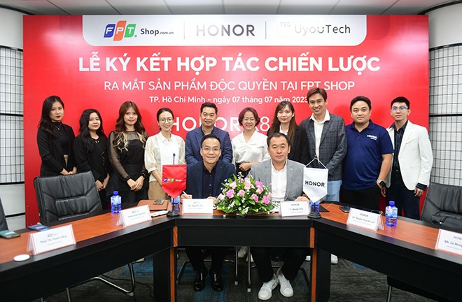 Ngày 07/07/2023, FPT Shop và HONOR đã có buổi lễ ký kết hợp tác chiến lược độc quyền sản phẩm HONOR X8a.