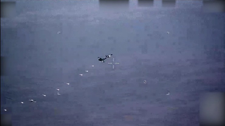 Máy bay Nga thả mồi bẫy trong khi UAV MQ-9 Reaper của Mỹ bay phía sau ở Syira hôm 6/7.