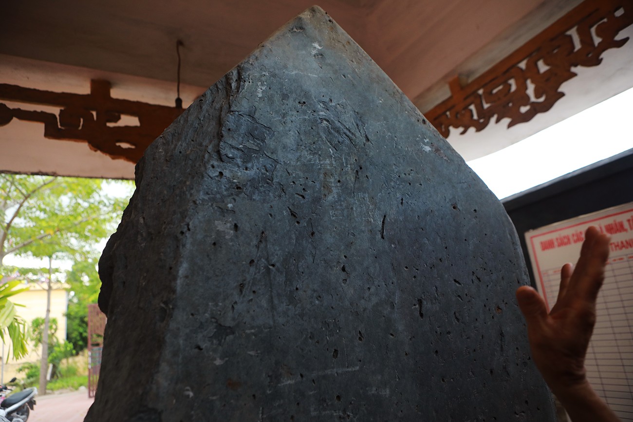 Mặt thứ hai có niên đại Tống Nguyên Gia chấp thất niên (450) còn khoảng 150 chữ được viết theo phong cách Khải thư. Nét chữ ở cả 2 mặt đều được khắc sâu và rõ nét