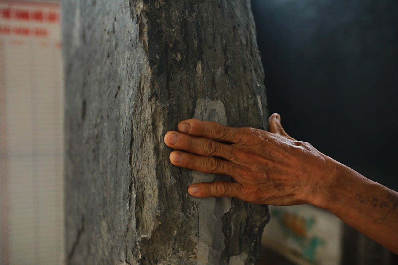 Do có niên đại sớm nên tấm bia bị cũ và rỗ nhiều