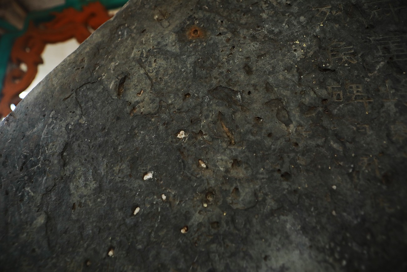 Hiện vẫn còn dấu vết bom, đạn trên tấm bia