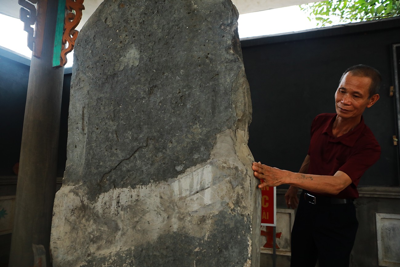 Tấm bia cổ được dân làng coi như bảo vật, hằng ngày ông thủ từ quét dọn, lên hương và đón du khách thập phương về chiêm ngưỡng tấm bia cổ.