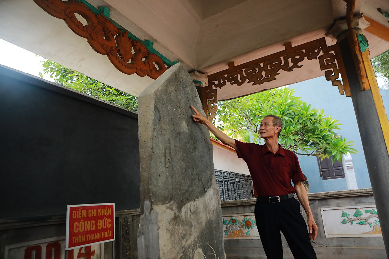 Theo ông Đại, trước kia bia còn nguyên vẹn chỉ có một vết nứt chéo ngang thân bia. Năm 1967, máy bay Mỹ bị rơi trúng địa phận thôn Thanh Hoài, cách bia khoảng 300m. Khi bộ đội công binh cho nổ các quả bom còn sót lại đã gây ra chấn động khiến tấm bia bị vỡ làm đôi.