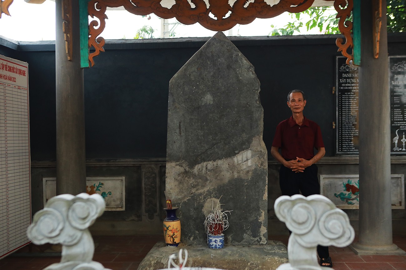 Từ khi bia bị vỡ thì dân làng xếp vào chái nhà của nghè, trong một thời gian dài, tấm bia quý giá bị rơi vào quên lãng. Năm 2013, ngành văn hóa tỉnh Bắc Ninh đi khảo sát xếp hạng di tích, các chuyên gia lược dịch mới biết đây là tấm bia cổ quý giá nên một thời gian sau bia được gắn lại, đặt trong lầu bảo quản tránh mưa, nắng” ông Đại cho hay.