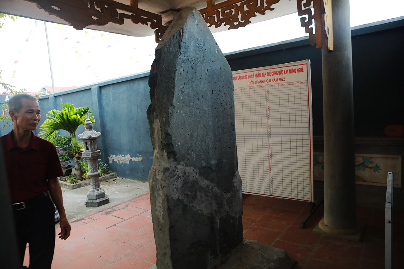 Kết cấu của bia gồm 2 phần, thân bia và đế bia. Thân bia được tạo tác bởi một phiến đá lớn, phần đầu bia được đục vát hai bên thành hình tam giác, tạo thành trán bia.