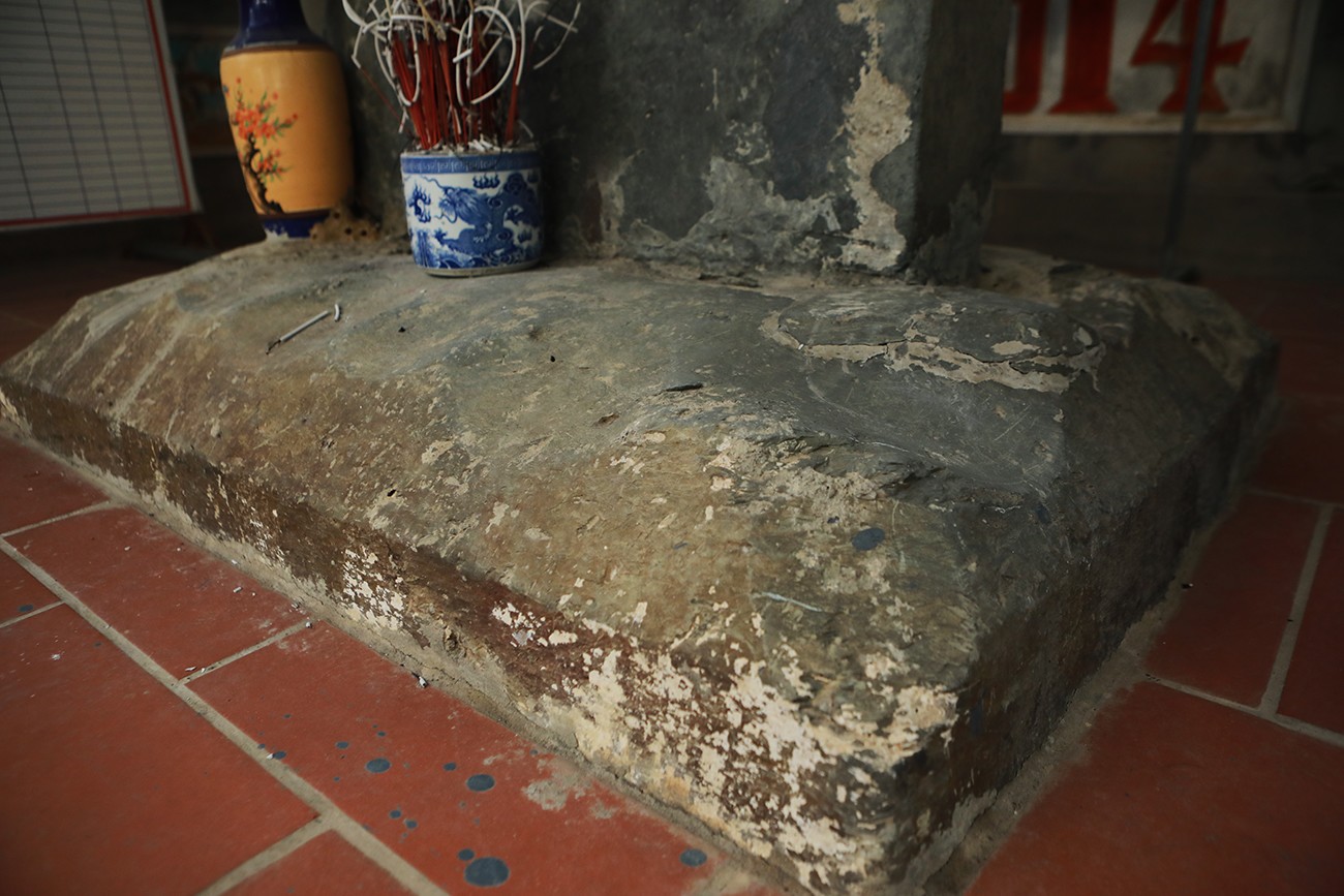 Đế bia là một khối đá hình hộp chữ nhật nhìn rất đồ sộ. Chiều cao của tấm bia là 2m, rộng 1m và độ dày là 15cm. Phần đế bia có chiều dài 1,36m, rộng 1m và cao 0,5m.