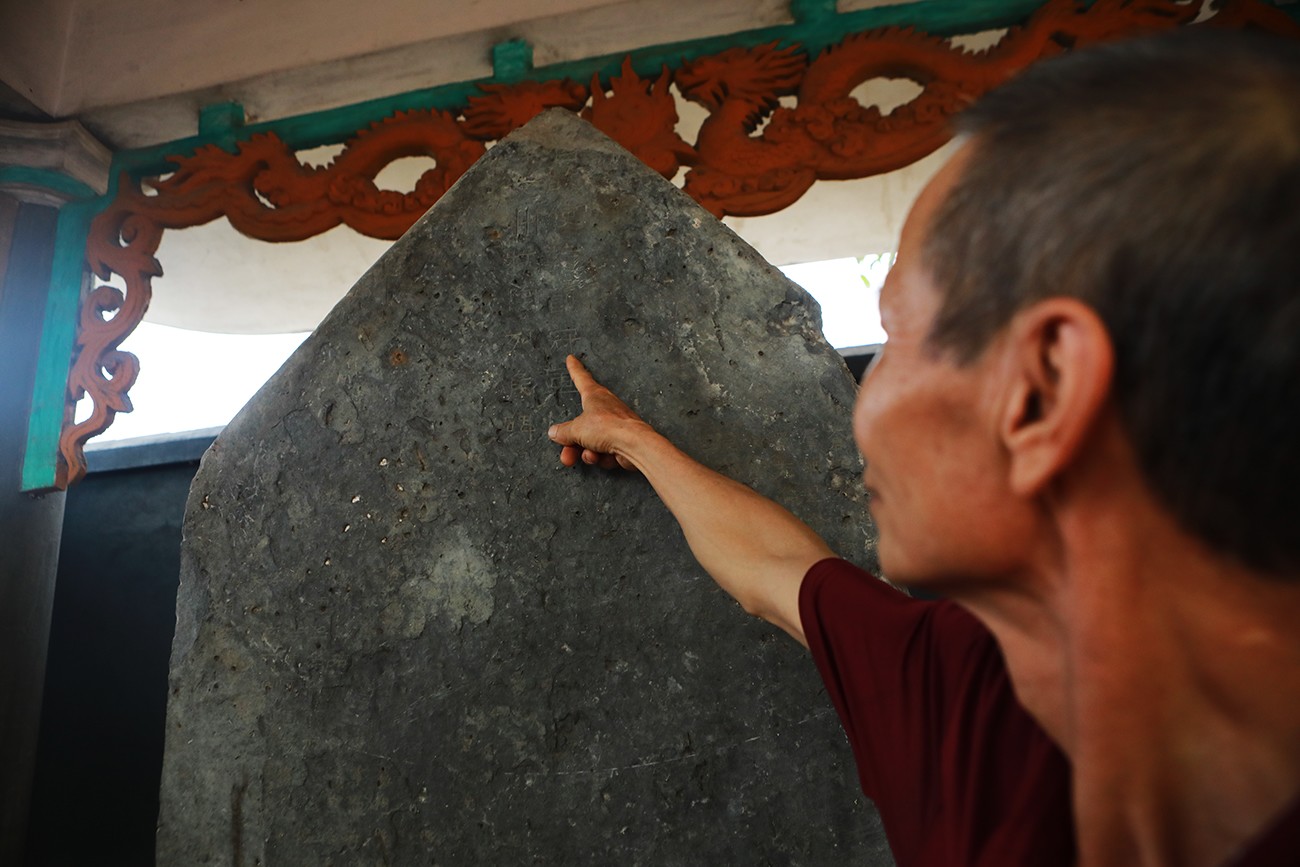 Cả 2 mặt bia còn khoảng 300 chữ có thể đọc được, mỗi mặt lại được viết theo một lối chữ khác nhau