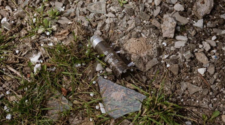 Vỏ bom chùm được phát hiện ở TP Avdiivka (Ukraine) vào ngày 23-3. Ảnh: Andre Luis Alves/ANADOLU AGENCY/GETTY IMAGES