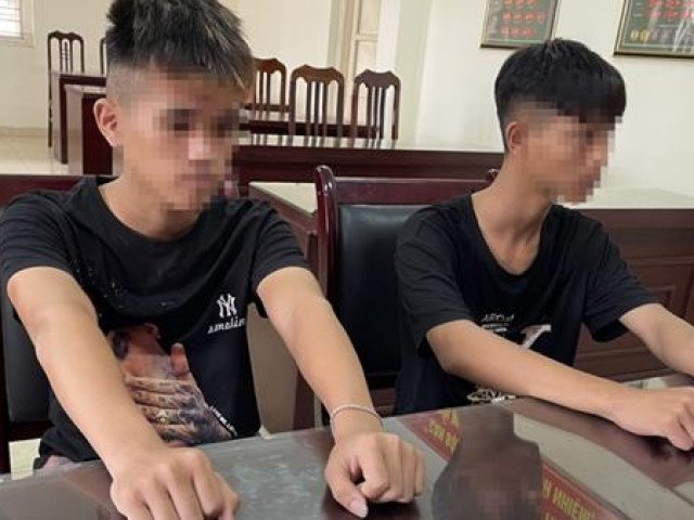 ”Quái xế” tuổi teen lái xe máy bằng chân quay clip đăng TikTok bị xử phạt