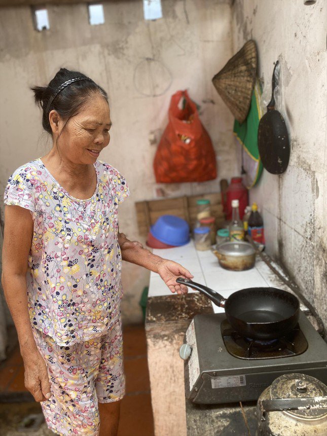 Bà Nguyễn Thị Thêm chuẩn bị bữa trưa Ảnh: Việt Khôi