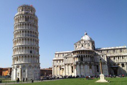 Tháp nghiêng Pisa còn có tên khác là gì?