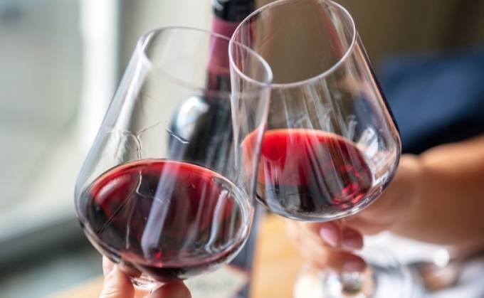 Rượu vang đỏ nếu được tiêu thụ điều độ giúp tăng ham muốn tình dục ở nam và nữ giới. Ảnh: 1075koolfm