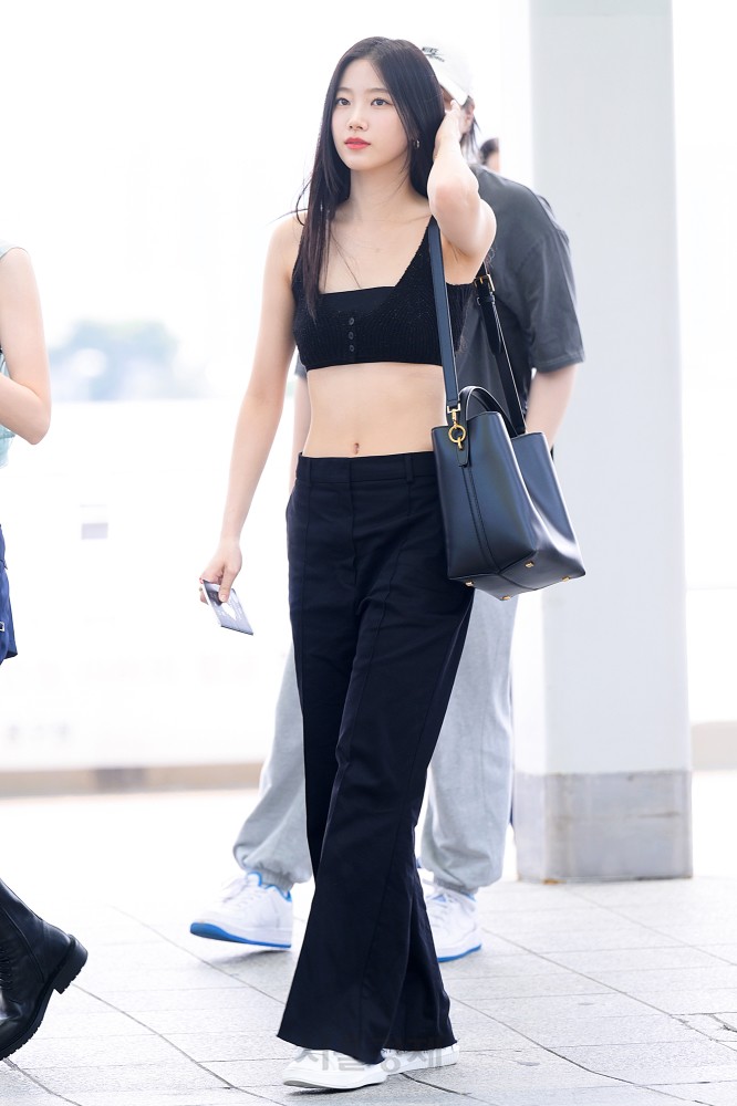 Idol Nhật Bản mặc “phóng khoáng” ở sân bay gây tranh cãi - 2