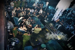 Pháp luật - Đột kích bar OSLO ở quận 1, phát hiện bóng cười vứt la liệt dưới sàn nhà