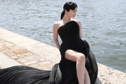 Làm đẹp - Phạm Băng Băng đi chân trần, đẹp "phát sáng" ở Paris