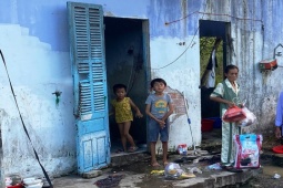 Tin tức trong ngày - Người mẹ trong 'gia đình rất khác' ở Đà Nẵng đã có giấy khai sinh