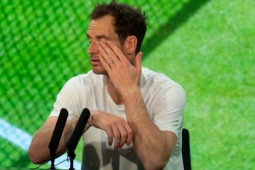 Cựu vương Murray bật khóc, chỉ trích trọng tài sau khi bị loại ở Wimbledon