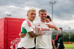 Bóng đá - Mount tươi rói "luyện công" cùng MU, Ten Hag tăng cường 3 "măng non"